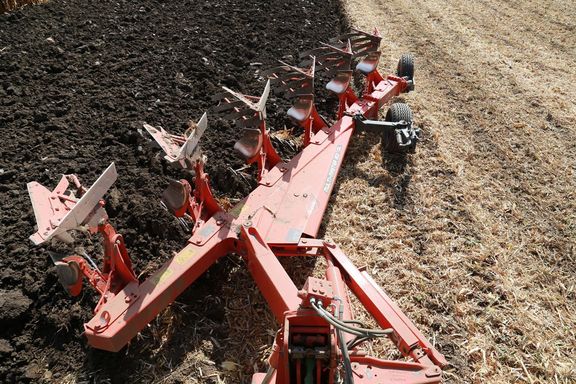 MASTER-183_Ploughing_Fitting_between_tyres.jpg 